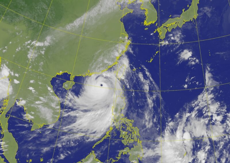 颱風樺加沙持續往西前進，圖為23日下午3時衛星雲圖。（圖取自氣象署網頁cwa.gov.tw）