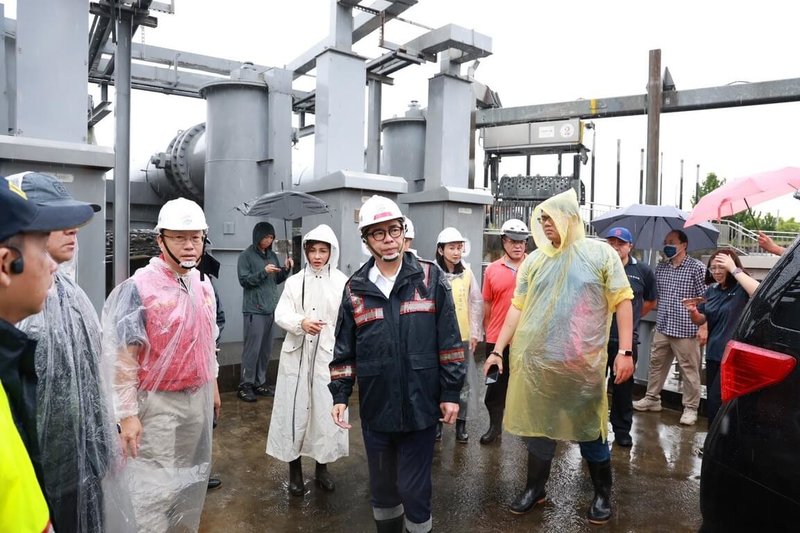 高雄市長陳其邁（前中）23日上午前往觀音湖滯洪池、旗山5號排水抽水站，視察防汛整備及側溝清疏情形。（高雄市政府提供）中央社記者蔡孟妤傳真　114年9月23日