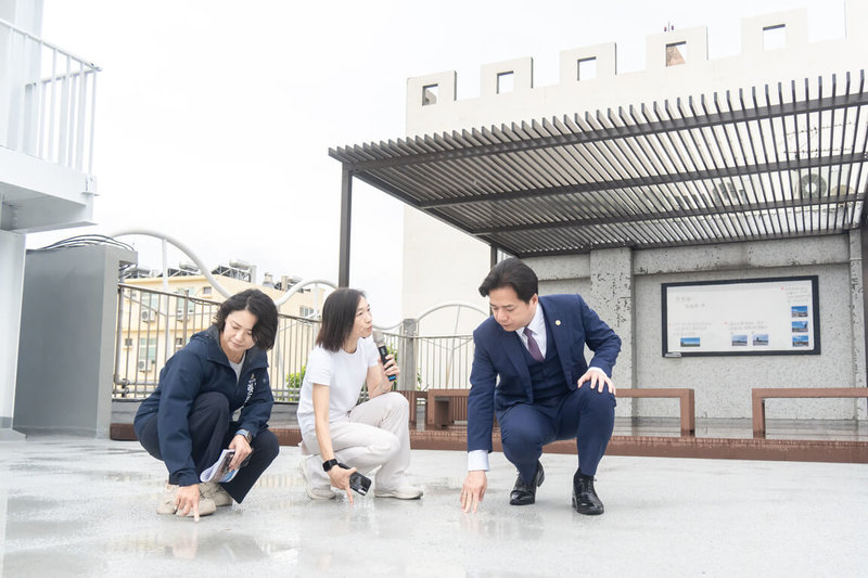 新竹市政府與新竹科學園區管理局攜手推動科園國小「教學樓5樓露台防水隔熱暨安全美化工程」，23日完工啟用，新竹市代理市長邱臣遠（右）到場視察改善成果。（新竹市政府提供）中央社記者魯鋼駿傳真　114年9月23日