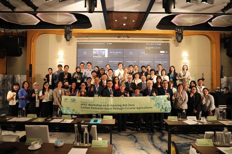 「2025 APEC透過循環農業之最佳實踐與創新強化淨零碳排」國際研討會23日在高雄舉行，來自16個APEC會員的百名產官學界代表參加，農業部表示，除研討會外，也將安排與會者前往高屏地區參訪。（農業部提供）中央社記者汪淑芬傳真　114年9月23日