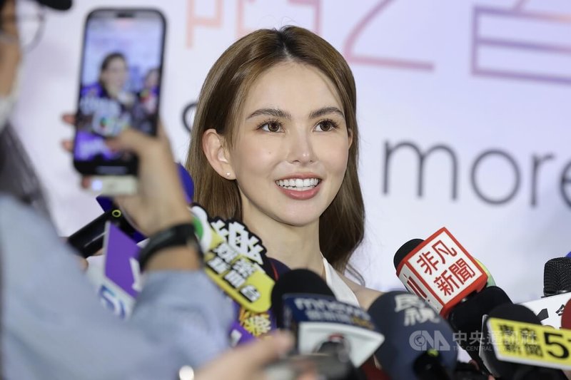 台睿生技推出全新保健品牌23日在台北舉辦記者會,邀請藝人昆凌(前)代言新產品,並接受媒體聯訪。中央社記者翁睿坤攝 114年9月23日