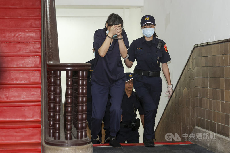 台灣高等法院23日針對男童「剴剴」遭虐死案二審開庭，被告保母劉若琳（左）在法警戒護下出庭，低著頭以手遮面。中央社記者劉世怡攝 114年9月23日