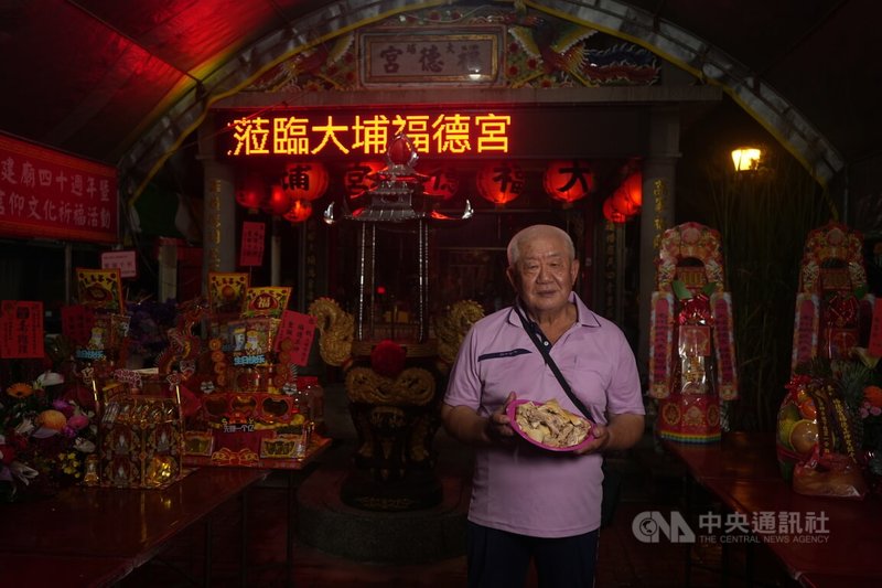 屏東縣南州鄉大埔社區信仰中心大埔福德宮在每年農曆8月2日熱鬧慶祝伯公生,除連辦2天酬神戲,也在前一天舉辦閹雞比重比賽,並於伯公生當天殺雞祝壽,114年度冠軍雞重達14.1斤,由73歲常勝軍莊煥鑫(圖)飼養。中央社記者黃郁菁攝 114年9月23日