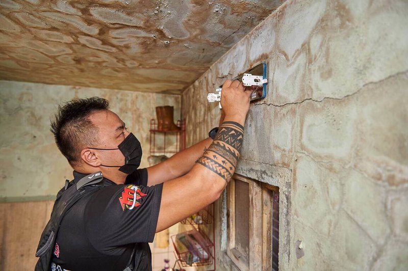 在中秋、重陽前夕，介惠基金會攜手台北市新匠堂公益協會職人，為偏鄉弱勢長輩與身心障礙者進行浴室與廚房修繕，協助長輩改善家中照明。（介惠基金會提供） 中央社記者陳婕翎傳真　114年9月23日