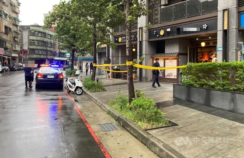 新北市板橋區松江街一間店面23日遇男子上門潑灑汽油要錢，遭拒絕後竟縱火離去，所幸火勢被撲滅，警方獲報已封鎖現場展開偵辦。（翻攝照片）中央社記者王鴻國傳真　114年9月23日