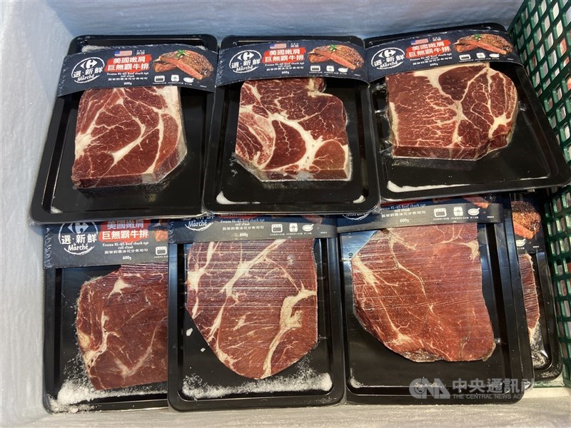 考量通膨因子，行政院今天決議關鍵原物料稅負減徵延至明年3月，除進口黃豆、小麥、玉米免徵營業稅外，奶油、烘焙用奶粉、冷凍牛肉關稅稅率也維持減半。（中央社檔案照片）