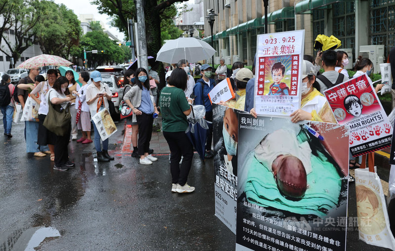 不少民眾於台灣高等法院門口排隊等候旁聽。中央社記者趙世勳攝 114年9月23日