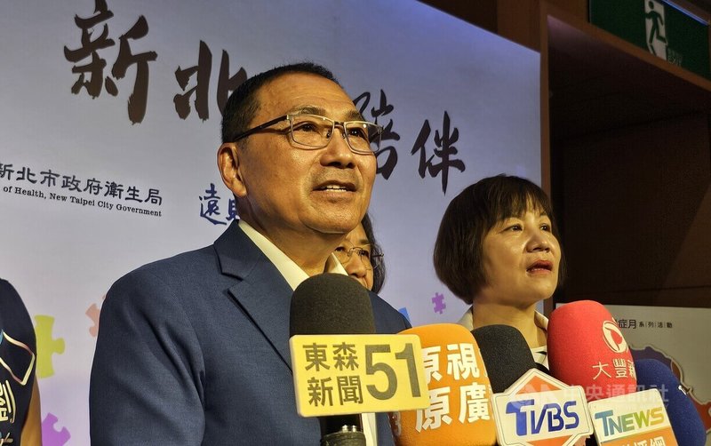 行政院在115年度預算未編列學校午餐3章1Q獎勵金，新北市長侯友宜（左）23日受訪時對此表示，其實中央只要把事權分配講清楚，新北市就會扛起所有的責任，讓孩子可以好好的讀書、生活。中央社記者王鴻國攝　114年9月23日