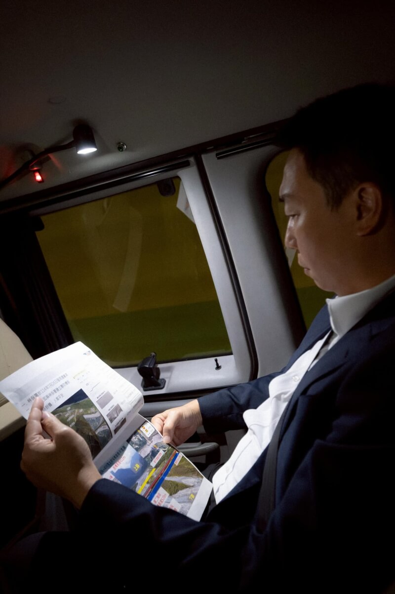 交通部長陳世凱23日晚間驅車赴花蓮勘災。(圖取自facebook.com/ChanSkyinTaichung)