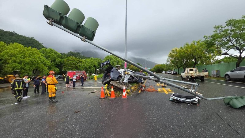 花蓮新城警分局警車23日解送1名通緝犯途中，行經台9線三棧路段，疑路面積水打滑，自撞中央安全島及號誌桿，造成後座警員骨折、通緝犯命危、駕駛輕傷，3人均送醫救治，肇因待釐清。（民眾提供）中央社記者李先鳳傳真　114年9月23日