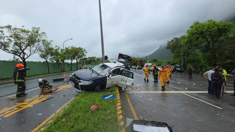 花蓮新城警分局警車23日解送1名通緝犯途中,行經台9線三棧路段,疑因下雨路面積水打滑,自撞中央安全島及號誌桿,造成後座警員骨折、通緝犯命危、駕駛輕傷,3人均送醫救治,肇因待釐清。(民眾提供)中央社記者李先鳳傳真 114年9月23日