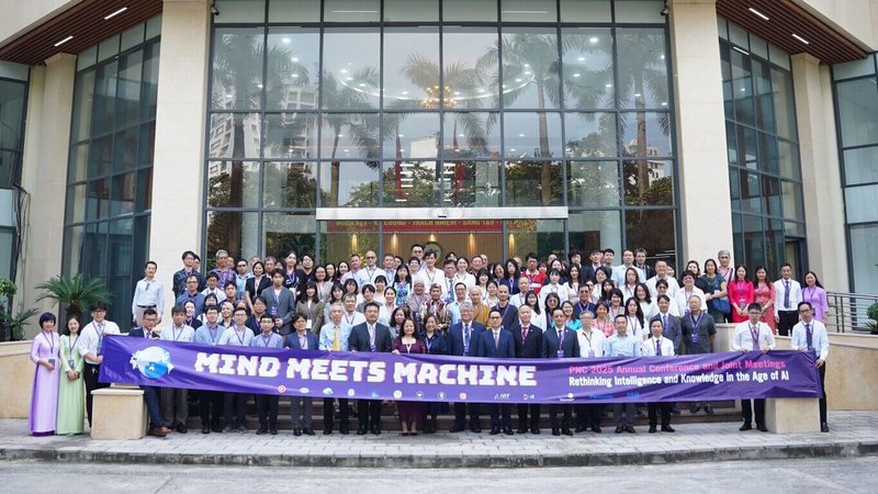 「太平洋鄰里協會」（Pacific Neighborhood Consortium, PNC）20日到22日在越南河內舉行，中央研究院副院長彭信坤率團出席，並贈書期望深化雙邊學術合作，圖為PNC 2025年年會暨聯合會議與會者合影。（中研院提供）中央社記者吳欣紜傳真　114年9月23日
