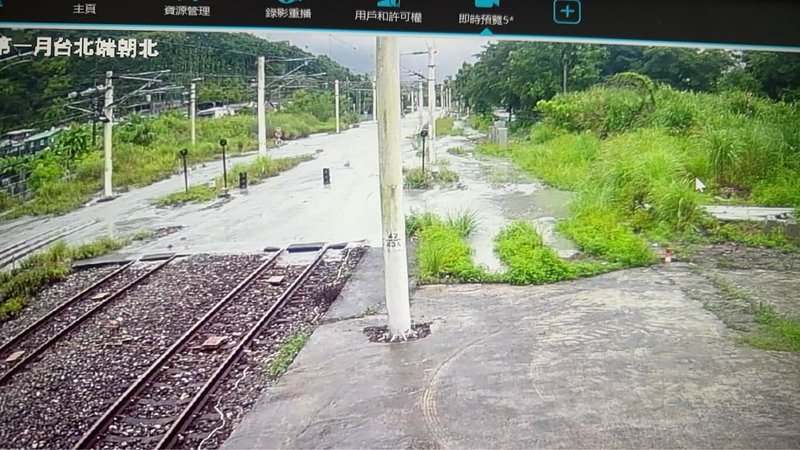 花蓮縣馬太鞍溪堰塞湖23日下午出現壩頂溢流,下游的萬榮鄉、光復鄉及鳳林鎮皆被列入警戒範圍,台鐵光復車站及北端路線軌道也遭水流淹沒。(讀者提供)中央社記者余曉涵傳真 114年9月23日