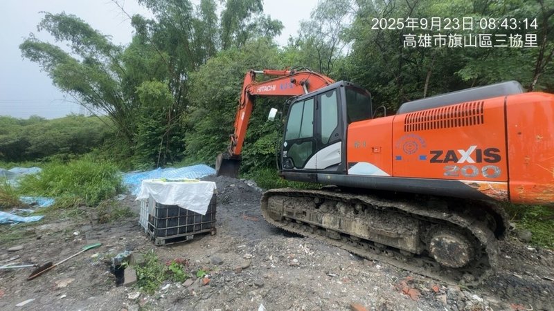 高雄市環保局22日啟動馬頭山公有土地代清理程序，在工作人員及場地安全前提下持續作業，已清運56立方公尺廢鋁渣，預計23日可完成遭棄置廢鋁渣打包作業。（高雄市政府環保局提供）中央社記者張已亷傳真  114年9月23日
