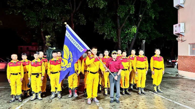 花蓮縣馬太鞍溪堰塞湖23日溢流釀災，屏東縣特搜大隊接獲消防署及花蓮縣政府請求支援，出動23人及救生艇等相關救災器材，晚間出發馳援。（屏東縣消防局提供）中央社記者李卉婷傳真  114年9月23日