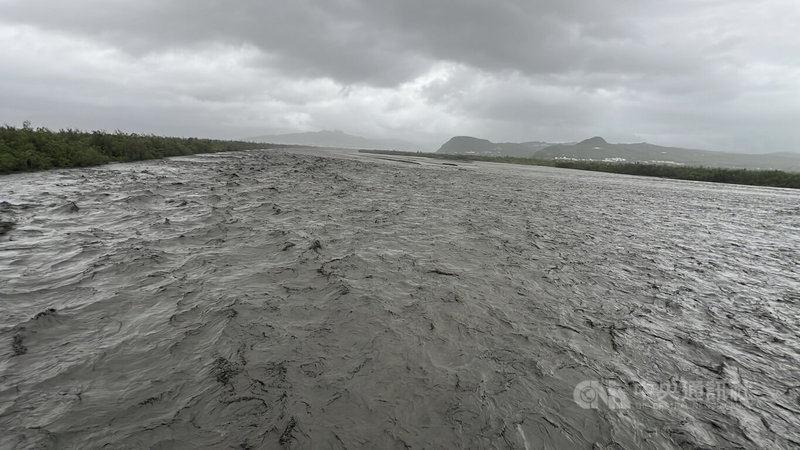 受颱風樺加沙影響，截至23日上午9時台東這2天累積雨量，南橫山區向陽353毫米，縱谷鄉鎮逾200毫米，其他鄉鎮也接近200毫米，卑南溪水暴漲。中央社記者盧太城台東攝　114年9月23日