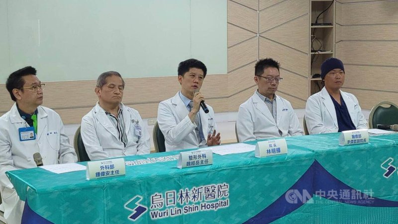 邵姓義務役男22日在台中成功嶺營區執行步槍射擊訓練時，不明原因擊發致左臉嚴重碎裂送醫。收治邵姓役男的烏日林新醫院23日上午召開記者會，由院長林明輝（中）說明。中央社記者蘇木春攝 114年9月23日