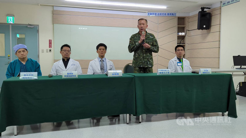 邵姓義務役男22日在台中成功嶺營區執行步槍射擊訓練時，不明原因擊發致左臉嚴重碎裂送醫。陸軍十軍團政戰主任鄭傑元（右2）23日下午與醫療團隊在烏日林新醫院說明。中央社記者蘇木春攝  114年9月1日