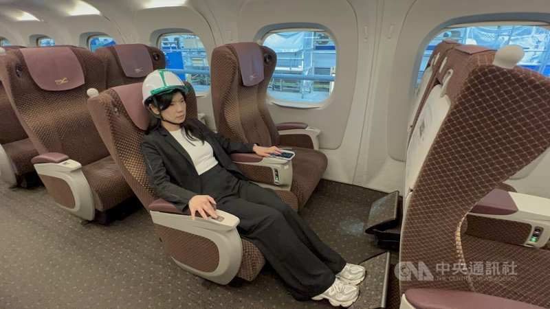 台灣高鐵向日本採購12組新世代列車N700ST，主要參考新幹線車型N700S，車廂設計有不少亮點，包括商務車廂座椅採下沉包覆式設計。中央社記者黃巧雯攝　114年9月23日