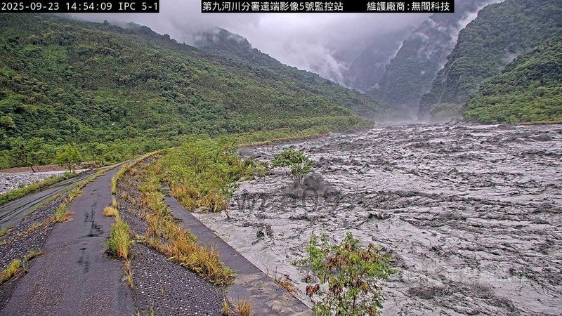 林保署最新公告，馬太鞍溪堰塞湖已在23日下午2時50分壩頂溢流，可能造成大量水流及土砂迅速向下游移動，預估50至70分鐘抵達馬太鞍溪橋、洪峰120分鐘抵達；呼籲下游民眾疏散避難。（取自林保署監測系統網站）中央社記者李先鳳傳真　114年9月23日