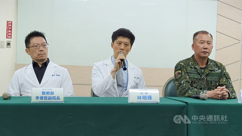 邵姓役男在台中成功嶺營區執行步槍射擊訓練時受傷送醫，左臉嚴重碎裂，搶救後已轉送三軍總醫院。十軍團政戰主任鄭傑元（右）23日下午與案發時收治邵男的烏日林新醫院院長林明輝（中）出面說明。中央社記者蘇木春攝  114年9月23日