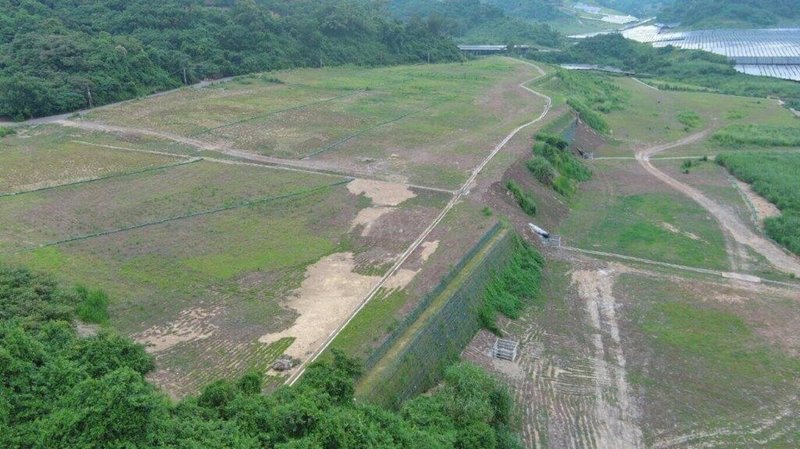 橋頭地檢署日前偵辦高雄市大樹區和山光電案，偵結起訴林姓業者等7人，並請高雄市政府督促廠商將相關案場山坡地回復原狀，第1期工程違規太陽能光電板基座已拆除，第2期工程現場植生已鋪設完成，避免土石流失。（橋頭地檢署提供）中央社記者張已亷傳真　114年9月23日