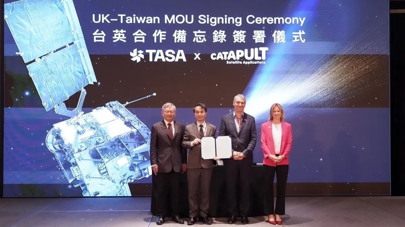 國家太空中心與英國衛星應用加速中心23日簽署5年期合作備忘錄,將深化在太空組裝製造、太空應用、產業鏈結與技術培育等面向交流,國科會主委吳誠文(左)與英國在台辦事處代表包瓊郁(Ruth Bradley-Jones)(右)在場見證。(國家太空中心提供)中央社記者趙敏雅傳真 114年9月23日