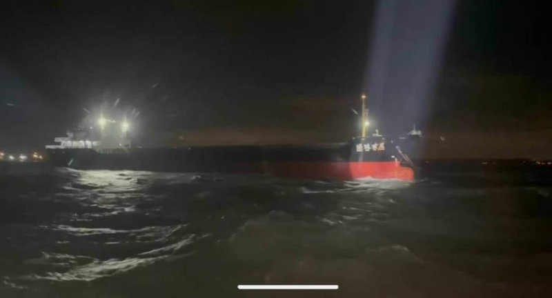 颱風樺加沙來襲，海洋委員會海巡署金馬澎分署第12巡防區22日除偵獲商貨輪滯留金門料羅外海，也發現疑似中國大陸漁船越界，金門海巡隊晚間派遣PP-10081艇前往驅離。（海巡署金馬澎分署提供）中央社記者吳玟嶸傳真　114年9月23日