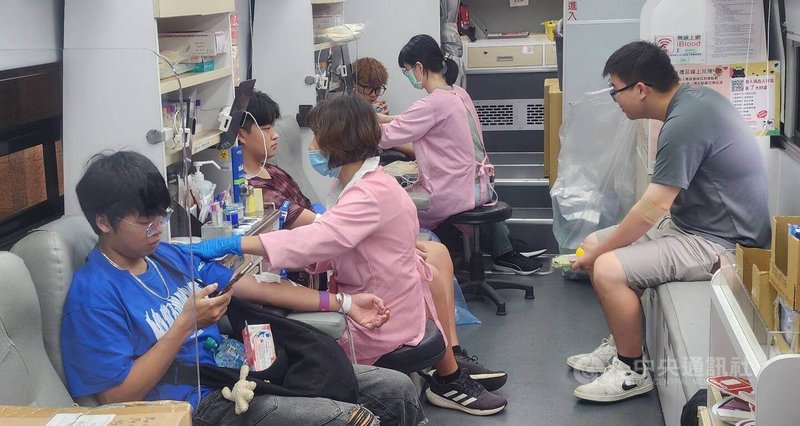 國際獅子會300E-2區結合澎湖獅子會等發起捐血活動，捐血中心出動捐血車23日在澎湖科技大學辦理捐血，大學生紛挽袖捐血。中央社  114年9月23日