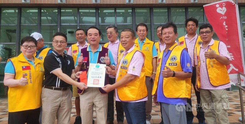 血液庫存吃緊,國際獅子會300E-2區結合澎湖獅子會等發起捐血活動,捐血中心23日出動捐血車至澎湖科大校園,校方致贈謝狀給總監陳建全(前左3)。中央社 114年9月23日