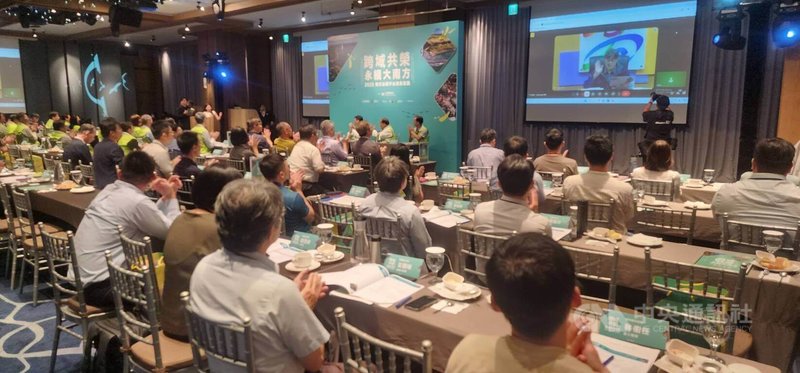 2025南方治理平台首長會議23日在澎湖澎澄飯店登場，原訂出席的高雄市長陳其邁、屏東縣長周春米、嘉義縣長翁章梁等縣市首長因颱風樺沙加來襲，在救災與海運停航等因素下取消赴澎，會議改以實體與視訊2方式同步進行。中央社　114年9月23日