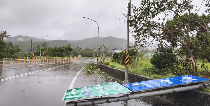 受颱風樺加沙影響，台東南迴地區23日凌晨晨疑似龍捲風吹倒道路指示牌，也掀起民宅車庫鐵皮。（民眾提供）中央社記者盧太城台東傳真　114年9月23日