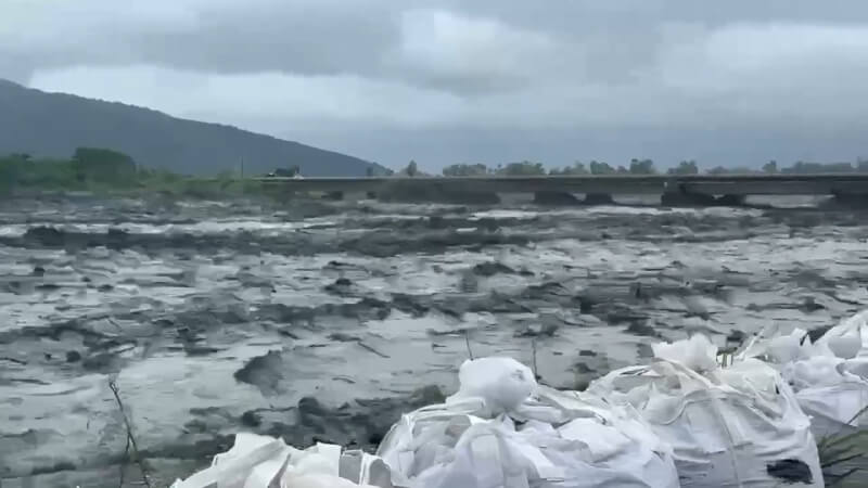 花蓮馬太鞍溪堰塞湖23日溢流，沖斷馬太鞍溪橋。（中央災變中心提供）