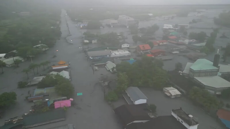  花蓮馬太鞍溪堰塞湖23日溢流，造成光復鄉淹水。（花蓮特搜義消蔡哲文提供）