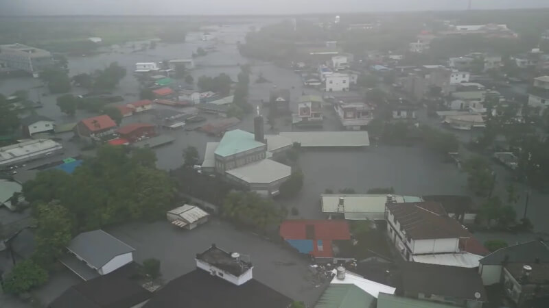 花蓮縣馬太鞍溪堰塞湖23日溢流,造成光復鄉淹水。(花蓮特搜義消蔡哲文提供)