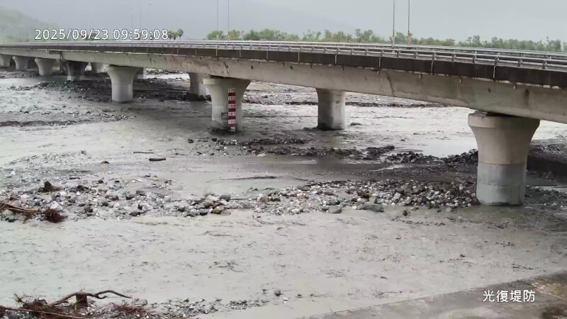 馬太鞍溪橋道路上午9時已實施封閉。(圖取自經濟部水利署防災資訊網頁fhy.wra.gov.tw)