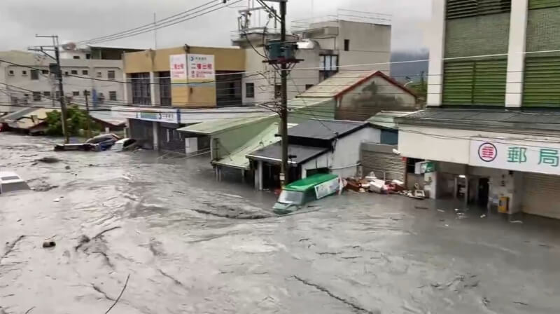 花蓮縣馬太鞍溪堰塞湖23日下午溢流，大水沖進鄰近的光復鄉等區域，光復市區水深一度近一層樓高，路上不少車輛都泡水，甚至隨水漂流。（民眾提供）中央社記者張祈傳真  114年9月23日
