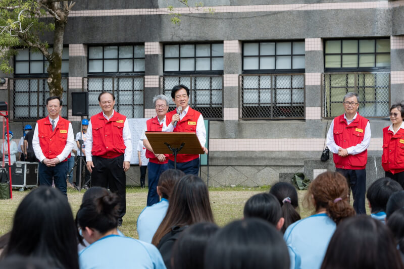總統賴清德（紅衣持麥克風者）19日到蘭陽女中視察「全國防災日」演練。（總統府提供）