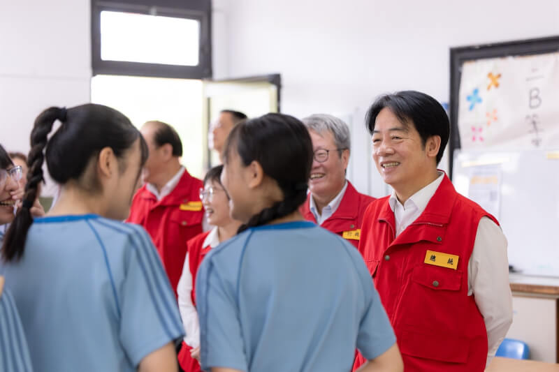 總統賴清德（右）日前到蘭陽女中視察「全國防災日」演練，與學生互動。（總統府提供）