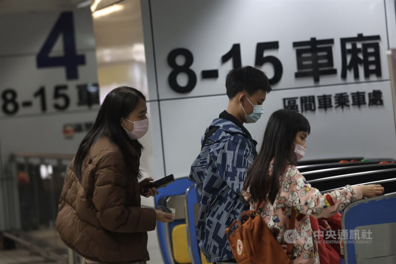 受到颱風樺加沙影響，台鐵宣布23日中午前南迴線、台東線及北迴線停駛。圖為台北車站搭車民眾進入剪票口。（中央社檔案照片）