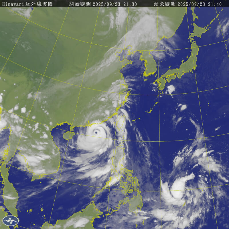 颱風樺加沙逐漸遠離，氣象署23日晚間8時30分解除海警。圖為23日晚間9時40分衛星雲圖。（圖取自氣象署網頁cwa.gov.tw）