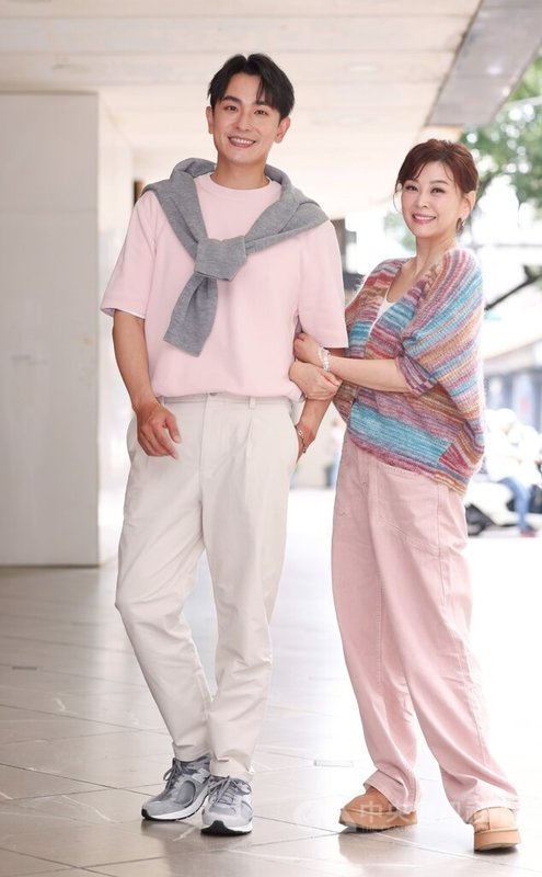 演員陳謙文(左)找方馨(右)一起籌辦「情歌若響」公益演唱會,陳謙文當製作人籌備演唱會樣樣自己來,方馨笑稱陳謙文的公司可以升格行銷公司接案。中央社記者張新偉攝 114年9月23日