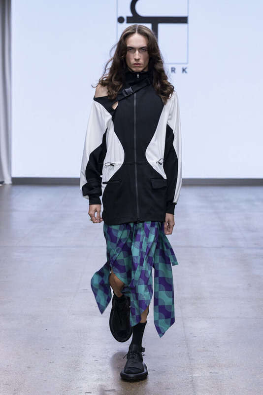 台灣服裝品牌INFDARK在倫敦時裝週期間,20日舉辦2026年春夏新品秀展,挑戰重新演繹、翻轉80年代風格。(BLACK PR提供)中央社記者陳韻聿倫敦傳真 114年9月23日