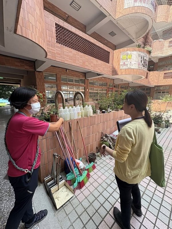 教育部推動公衛師入校服務，公衛師提醒學校留意綠籬、植栽，室內外積水的容器務必落實「巡、倒、清、刷」動作。（教育部提供）中央社記者許秩維傳真　114年9月23日