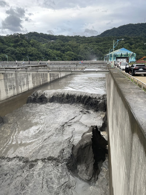颱風樺加沙帶來豐沛雨量，石門水庫已接近滿水位，水利署北區水資源分署23日晚間6時開啓阿姆坪防淤隧道閘門，進行沖淤作業。（北水分署提供）中央社記者葉臻傳真  114年9月23日