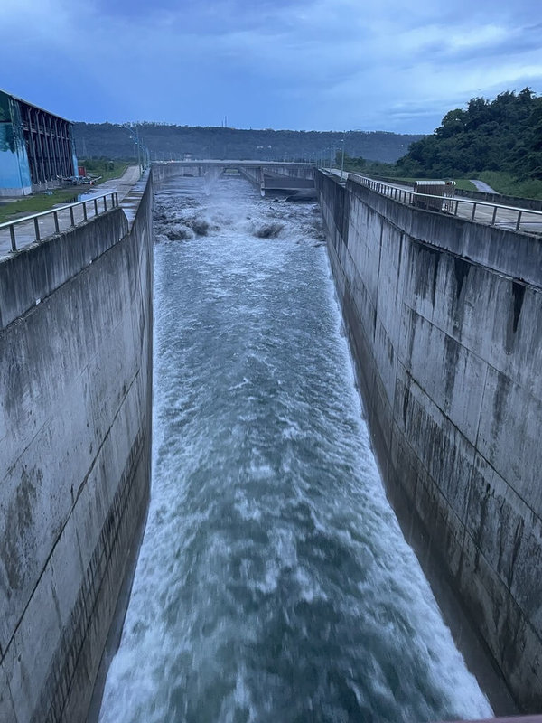 北水分署23日晚間表示,經統計颱風樺加沙在石門水庫降雨量,自21日至23日下午5時累計達98.5毫米,水庫逼近滿水位,因此23日晚間6時開啓阿姆坪防淤隧道閘門進行沖淤作業,預計有16萬立方公尺沖淤效益。(北水分署提供)中央社記者葉臻傳真 114年9月23日
