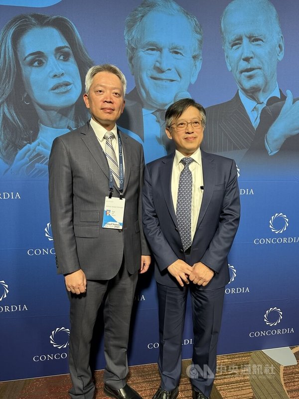 駐紐約辦事處長李志強(左)與國安會諮詢委員李育杰出席紐約非營利組織Concordia峰會活動。中央社記者廖漢原紐約攝 114年9月23日