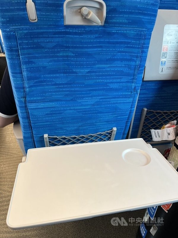 台灣高鐵向日本採購12組新世代列車N700ST,主要參考新幹線車型N700S,車廂設計有不少亮點,包含椅背餐桌面積加大,採緩降設計,降低對前座旅客干擾。中央社記者黃巧雯攝 114年9月23日