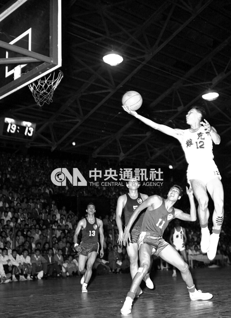 第二屆四國五強籃球賽在三軍球場舉行,克難隊12號陳祖烈躍起投籃鏡頭。中央社記者秦炳炎攝 48年11月4日