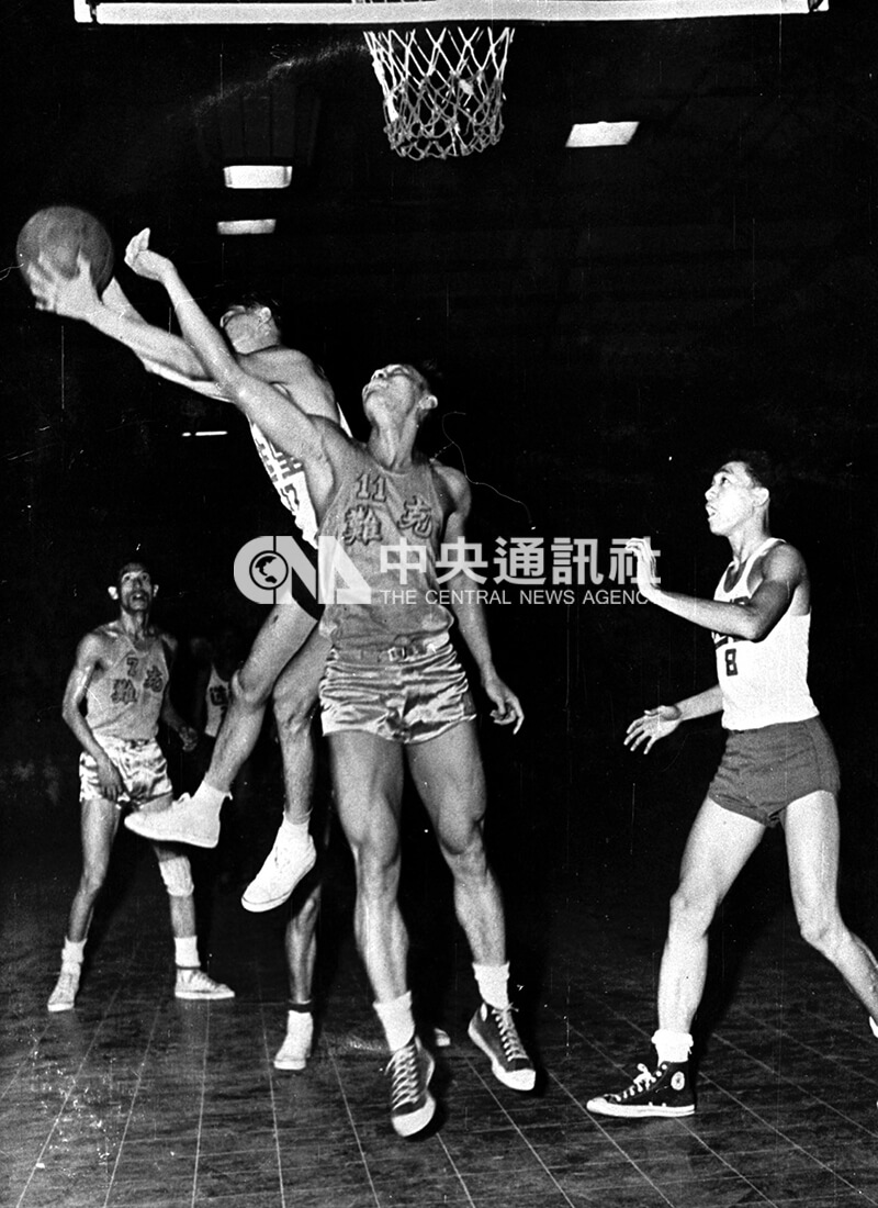 克難籃球隊於民國44年8月29日至9月23日，到香港星馬各地，舉行21場表演賽。圖為克難隊對戰新加坡隊畫面。中央社記者陳漢中攝 44年9月22日